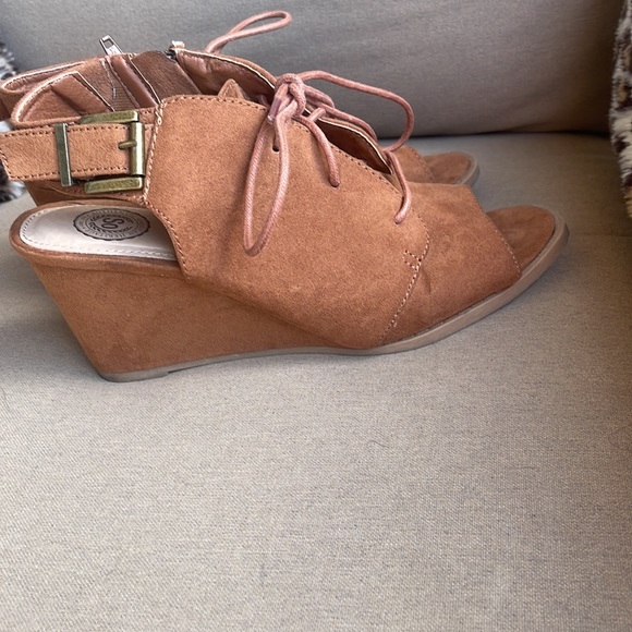 SO WEDGE HEEL WITH STRAPS. SUADE A LOVELY TIE IN FRONT.  ONLY WORE COUPLE TIMES - Picture 2 of 4